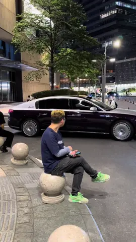 Ánh sáng của hàng quốc dân. Mệnh danh là Maybach của Trung Quốc thì đây chắc chắn là đỉnh cao trong các mẫu xe sản xuất trong nước rồi. Chàng trai nhìn chằm chằm không rời mắt, liệu chiếc xe này có đến đc tay người nghèo ko ? #mixchangzhou #zunjies800 