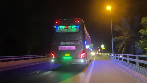 Và đây là cuộc rượt đuổi trên cầu Bồng Sơn giữa Exciter150 và Thaco Mobihone 😂😂 @𝑴𝒂̣𝒄𝒉 𝑻.𝑯𝒖̀𝒏𝒈 #xuhuongtiktok #xekhachvietnam #xekhachvlog #nhaxedungsuu #fypシ゚ 