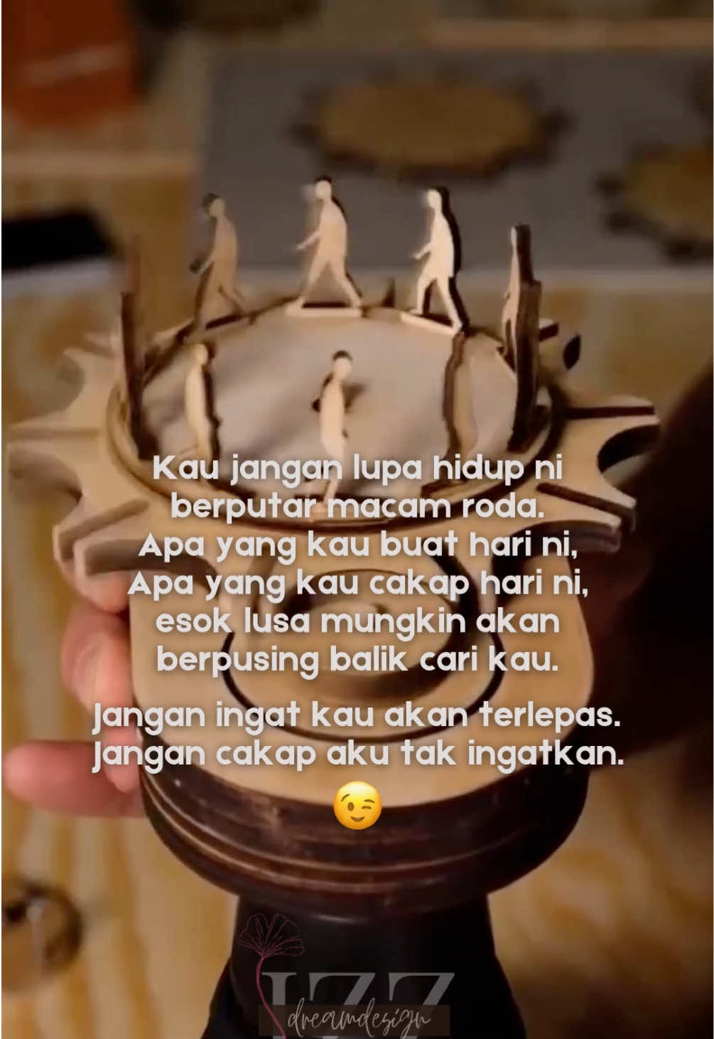 Kau jangan lupa hidup ni berputar macam roda. Jangan ingat kau akan terlepas walhal perkara tu dah berlalu.. Jangan cakap aku tak ingatkan. 😉 #duniaberputar #kifarahallahituwujud #karmaisreal #WhatGoesAroundComesAround #maaftapitaklupa 