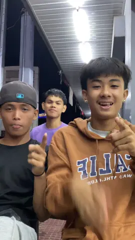 Wag niyo ng pansinin yung nasa likod HAHAHA
