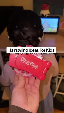 This glitter hairstyling tool is so fun!! Great to make your kids hairstyle even more fun 🤩 #hairstyle #kidshairstyles #glitterhairstyle #blingbling #girlshairstyle 