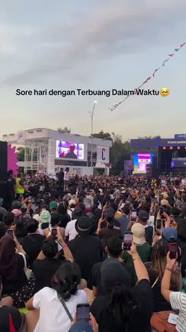 Merinding sebadan-badan sing a long Terbuang Dalam Waktu diiringi Orkestra Erwin Gutawa🙌🙌🙌🙌🙌 #terbuangdalamwaktu #pestapora #Barasuara #erwingutawa #fy 