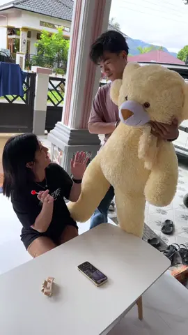 Dikasih boneka gini aja aku udah senang banget 😍 #bonekajumbo #bonekalucu #bonekaviral #bonekaberuangjumbo 