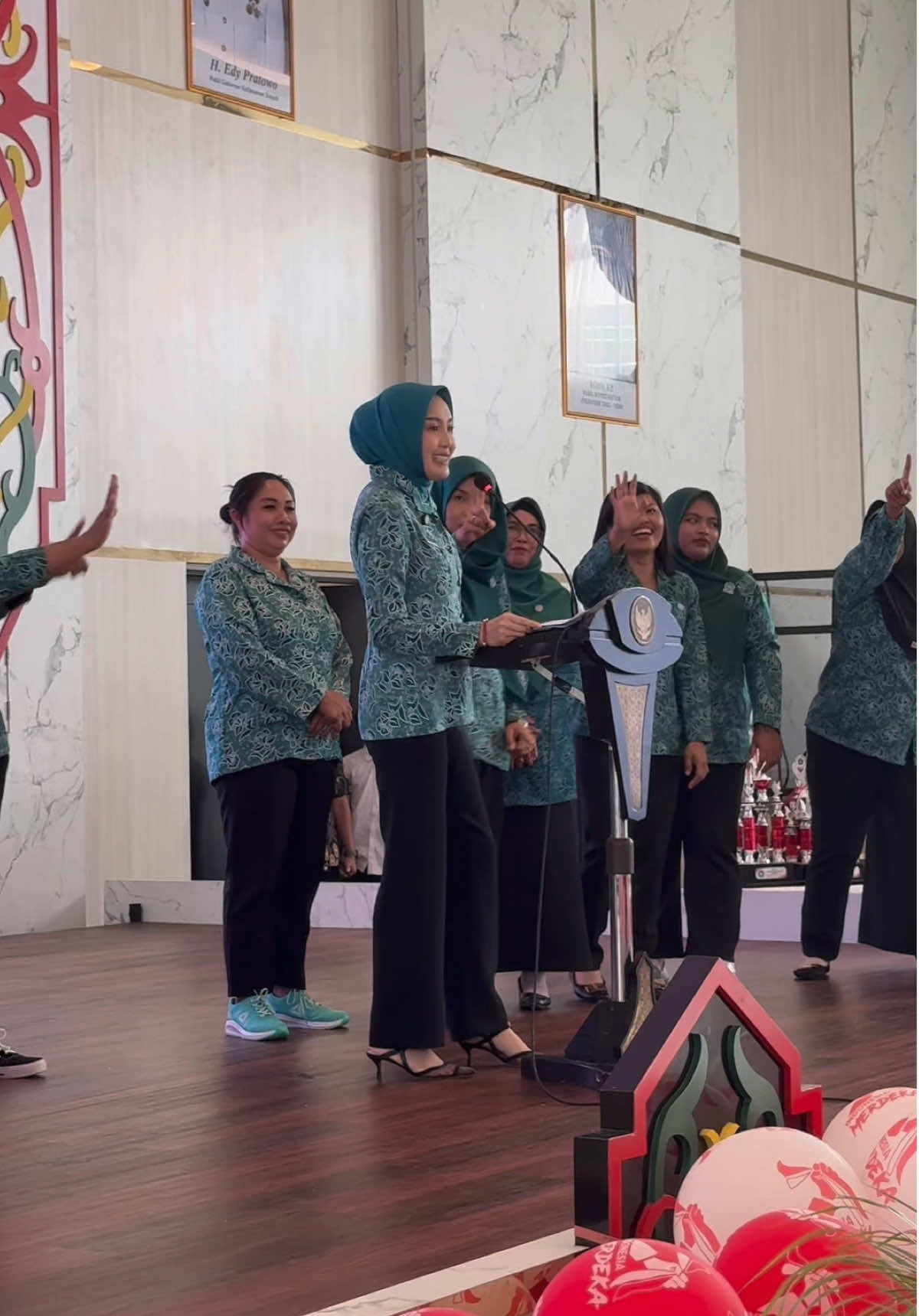 Menghadiri Penutupan Jambore Kader PKK Kapuas 2025 sekaligus Pembukaan pelaksanaan Bimbingan Teknis (Bimtek) yang diikuti 500 kader PKK se-Kabupaten Kapuas. Kegiatan ini berlangsung di Aula Utama Rumah Jabatan Bupati Kapuas, Kamis (28/8/2025). Kader PKK adalah lokomotif penggerak pembangunan di akar rumput. Jadilah agen perubahan di tempat masing-masing, lakukan pendataan yang detail, berinovasi, serta ciptakan program relevan sesuai kebutuhan masyarakat.