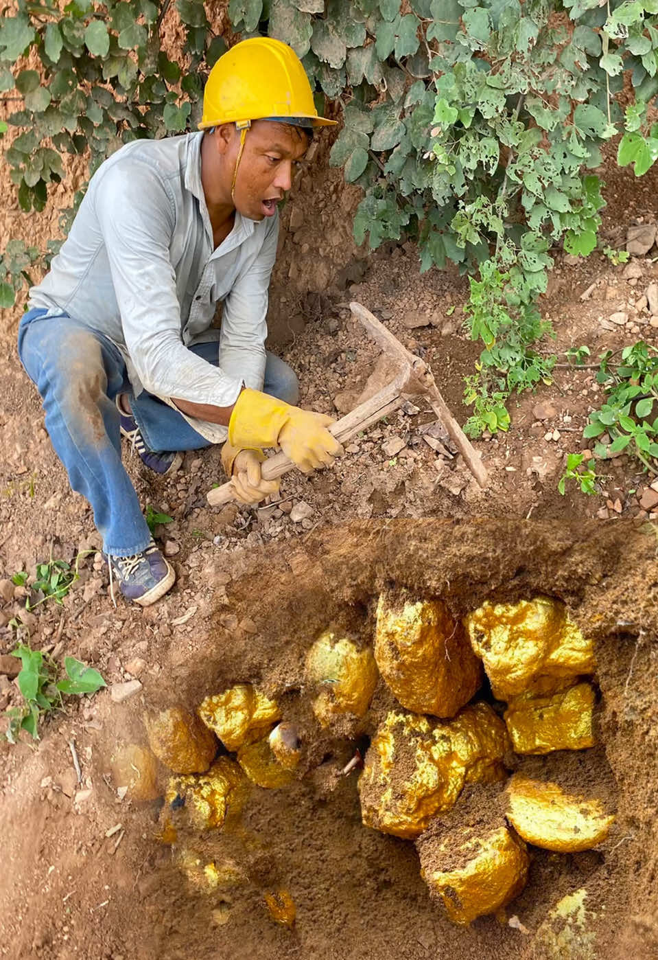Strange Treasure Hunt Using Metal Detecting #treasurehunter #metaldetector #shortsvideo #archeology 