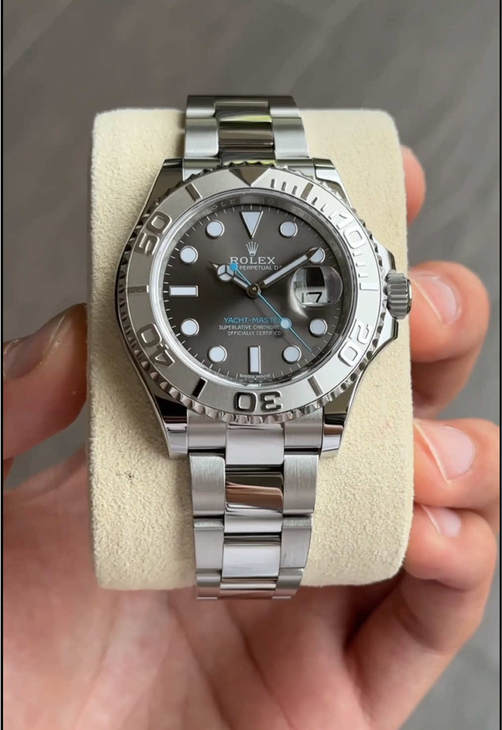 Rolex Yacht-Master — Estilo náutico com elegância atemporal Com caixa de 40mm em aço Oystersteel e aro rotativo em platina, o Yacht-Master combina esportividade com sofisticação. O mostrador ródio com ponteiro azul é um ícone discreto de luxo versátil para todas as ocasiões. Disponibilidade e valores sob consulta via Direct ou WhatsApp: (18) 98128-7878. Tekken Luxury — Excelência. Autenticidade. Confiança. #tekkenluxury #yachtmaster #rolex40mm #relogiosdeluxo #luxurywatch   