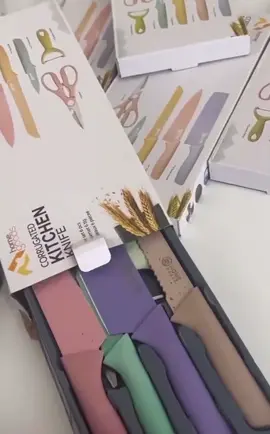 ✨ Transforme sua cozinha em nível profissional! Kit de 6 Facas Antiaderentes – ideal para cozinha e churrasco 🍖 ✅ Corte preciso e duradouro ✅ Antiaderente para não grudar ✅ Disponível em preto ou colorido Um kit completo que une praticidade + estilo 😍 👉 Gostou? Comenta “eu quero” que envio o link! #facasprofissionais #churrasco #cozinhacompleta #kitcozinha #utilidadesdomesticas 