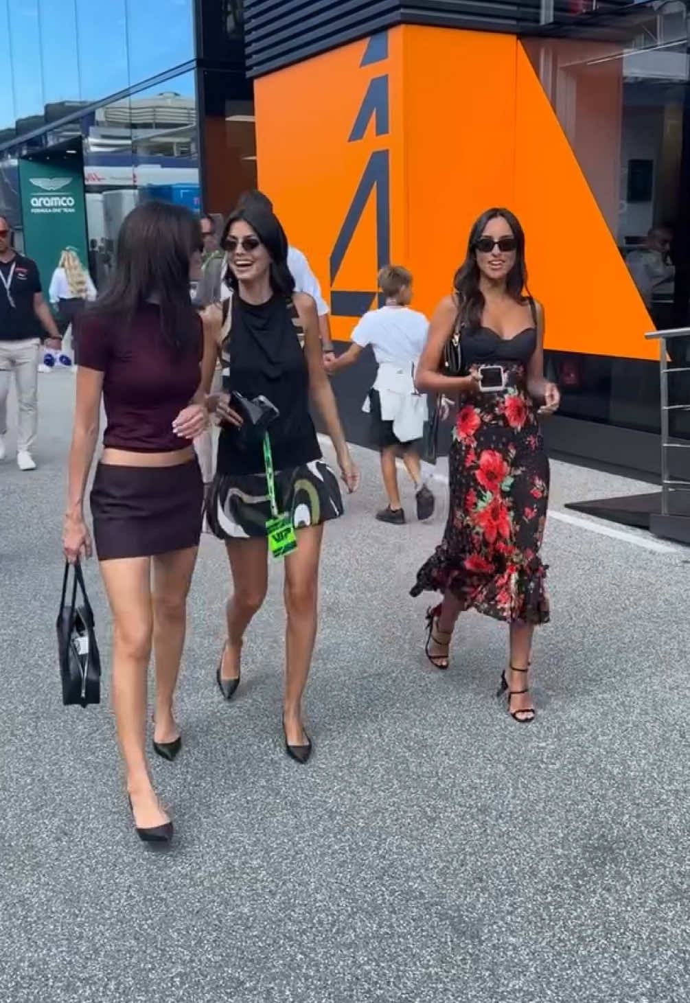 THE ICONIC TRIO🤩🖤 @Alexandra Saint Mleux @iamrebeccad12 @Kika Cerqueira Gomes #alexandrasaintmleux #rebeccadonaldson #kikagomes #f1wags #purtoi 