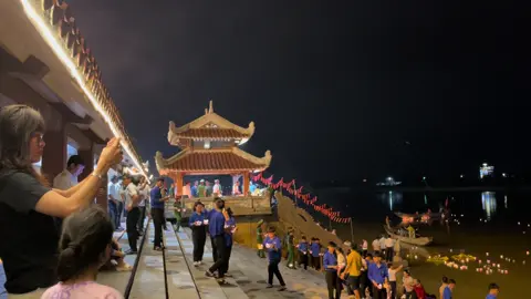 🌸 Trên dòng Thạch Hãn – Quảng Trị, mỗi ngọn hoa đăng được thả xuống không chỉ là lời cầu bình an, mà còn là sự tri ân sâu nặng với các anh hùng liệt sĩ đã hy sinh vì Tổ quốc. ✨ Dòng sông hôm nay lấp lánh ánh sáng, nhắc nhở chúng ta về ký ức hào hùng và lòng biết ơn bất tận. #ThạchHãn #HoaĐăng #ThanhCoQuảngTrị #TriAn #AnhHungLietSi  