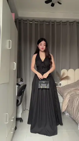 This dress is definitely a whole vibe🖤✨ @Heather Clothing #longdress #blackdress #elegantdress 