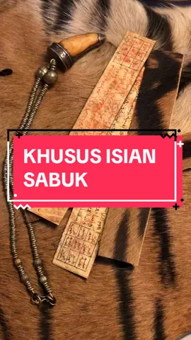 Simpanan lama. Tidak dilepas satuan. Item ini ditulis diatas kulit hm natural dengan pakem yang sohih, dan juga dengan perumusan ilmu perbintangan. Azimah ini ber-unsur Api 🔥 Amalannya menggunakan aksara/bahasa Suryani. Hanya dibuat satu. Dikhususkan untuk Proteksi dan keselamat tingkat tinggi. Dan segala yang berkaitan dengan kedigdayaan. Cara memakai : Bungkus dengan plastik agar aman dan terjaga lalu masukkan ke dalam sabuk anda. Sohih wal mujarrab #lapallawa #azimah #tiktok #fyp #foryou 