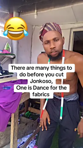 Dancing before cutting Jonkoso will appease the spirit of the fabrics #nigeriantiktok🇳🇬 #fashiontiktok #fyp #tailoring #viral 