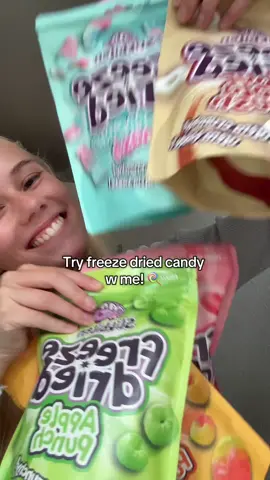 #reklame for @Slikbilen 🍬 First time trying freeze dried candy! 😛💛  #asmrsounds #mukbangeatingshow #eatingsounds #asmr 