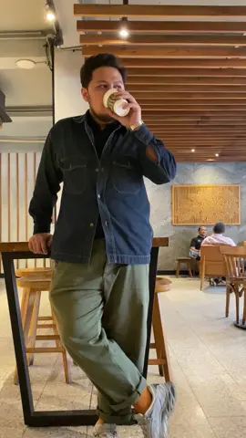 Good outfit + good coffee = better mood . . . #AmekajiStyle #MensOOTD #CoffeeStyle #FitCheck #CasualLook