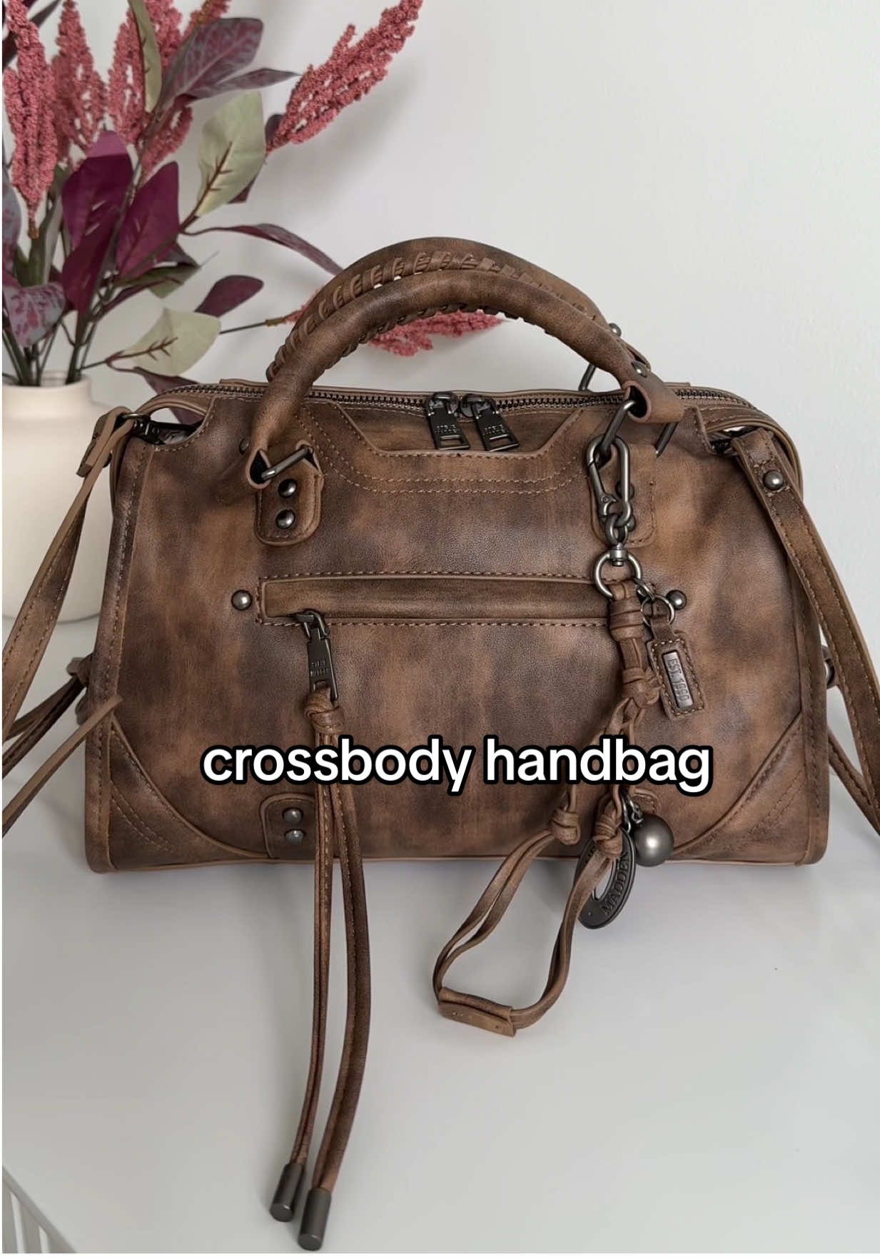The newest addition to my fall bag rotation 🤎✨ Riggs Bag by Steve Madden in brown <3 I actually have this purse in the black color as well and loved it so much that I had to get one in a color for fall too #fallbag #bagsforfall #brownpurse #stevemadden #stevemaddenpurse 
