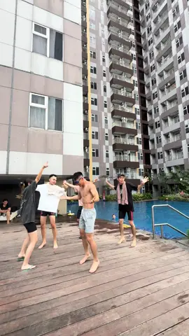 Yang duduk di belakang bilang, gak jelass anak sekarangg😄😄