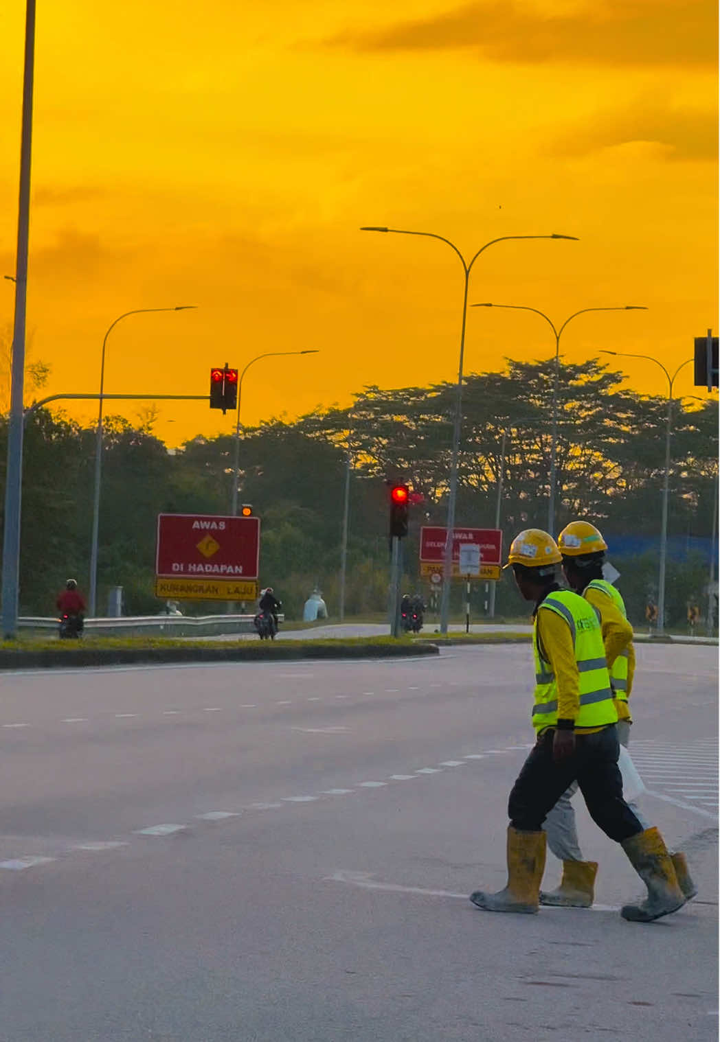 ভাগ্যের ইচ্ছেয় বদলেছি আমি। সাবধানে চলেও পিছলেছি, কেউ বিশ্বাস ভেঙেছে, কেউ মন ভেঙেছে— অথচ মানুষ ভাবে আমি এমনি এমনি বদলে গেছি ⋆࿐🥲💔 #nature #viralvideo #fyp #viral #tiktok @TikTok @tiktok creators @TikTok Bangladesh 