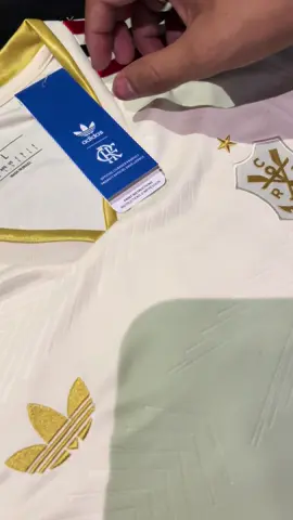 ⚪✨ O Manto III do Mengão em versão feminina! Estilo, tradição e muita paixão em cada detalhe. 🔥⚫❤️ #MantoDoMengão #Flamengo #CRF