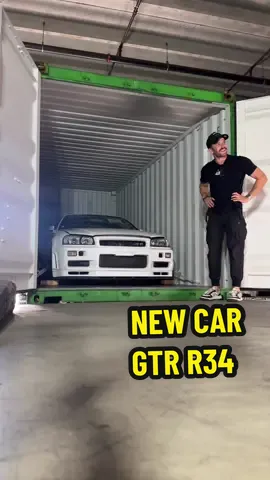 Después de muchos años soñándolo…. De varios viajes a Japón…. De buscar el coche ideal…. Y de muchos meses esperando a que llegara… YA ESTÁ CONMIGO!! Que os parece?  Nissan GTR VSPEC R34!!!! Los sueños, con visión, decisión y actos… se consiguen materializar!!! #gtr #nissan