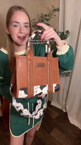 The cow print is my absolute favorite on this Wrangler bag ✨🤩🫶🏻 #wrangler #wranglertotebag #totebag #bag #handbag 