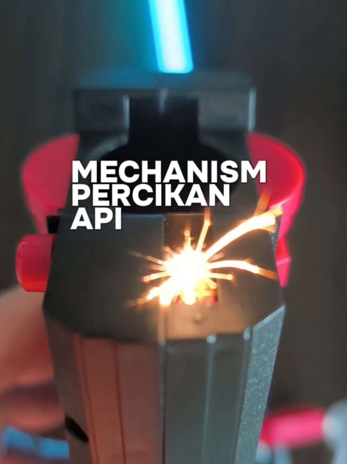 Repost, sebab issue beg kuning. Mechanisms pedang berpercikan api ni. Ni pedang mainan tau, tak tajam. Kalau nak option murah boleh check dekat showcase ya, seller lain dan tak banyak review lagi. #sparksword #pedangmainan 