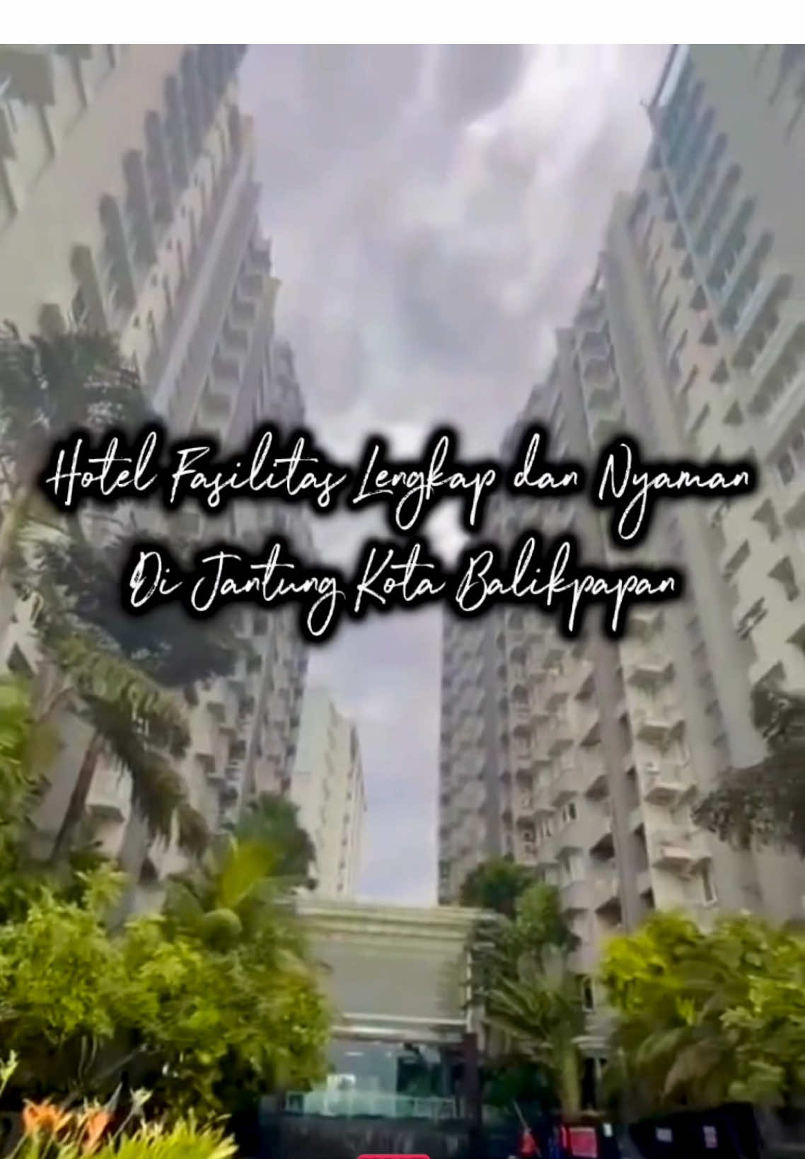 Golden Tulip Balikpapan Hotel & Suites adalah hotel bintang 4 yang terletak di Jalan Jenderal Sudirman No.7, Kota Balikpapan, Kalimantan Timur. Hotel ini menawarkan berbagai fasilitas dan layanan untuk memenuhi kebutuhan wisatawan bisnis dan liburan. *Fasilitas Hotel:* - Kamar-kamar luas dan modern dengan pemandangan kota atau laut - Restoran dengan hidangan internasional dan lokal - Kolam renang outdoor - Pusat kebugaran - Spa - Ruang pertemuan - Layanan antar-jemput bandara *Lokasi Strategis:* - Berada di jantung kota Balikpapan - Dekat dengan pusat perbelanjaan Plaza Balikpapan - Jarak sekitar 8,2 km dari Bandara Internasional Sultan Aji Muhammad Sulaiman Sepinggan #jelajahhotelakhirpekan #JelajahAkhirPekan #Healing Bareng Keluarga, #StaycationAkhirPekan #JelajahHepi 