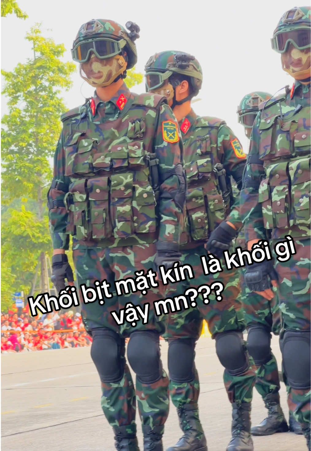 Khối bịt mặt kín,các chú đứng nghiêm,nhưng mắt các chú đảo,nhìn xung quanh, đứng cùng lúc đầu k biết gì.Sau về xem nhiều mới thấy😊😊 #a80 #dieubinhdieuhanh #mung2thang9 #viral #xuhuong 