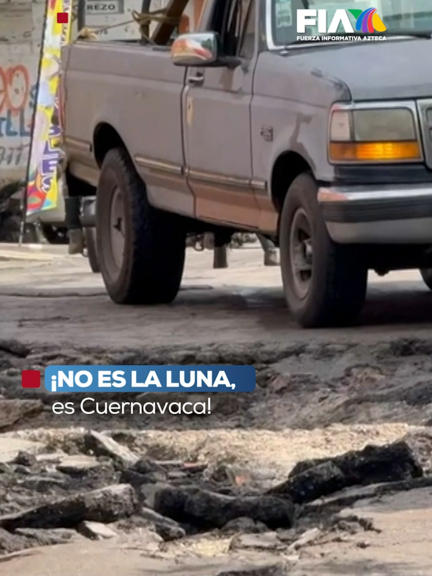 🌕 ¿Cráter lunar? No, es Cuernavaca Las imágenes parecen sacadas de una misión espacial, pero son de la calle San Fernando, en la colonia Santa Martha. Tras las lluvias intensas, el pavimento literalmente se levantó como si algo hubiera explotado debajo. Vecinos denuncian: La calle fue repavimentada el año pasado. Hace apenas un mes hubo labores de bacheo. Pero tras la tormenta, el asfalto se desmoronó como si estuviera hecho de Play-Doh. @radiohen con la información en #HechosAM  #Noticias #AztecaNoticias #FIA #TikTokInforma