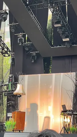 Jarang dibawain @Hindia sekalinya denger langsung dibawain sama @Bernadya  #bernadya #membasuh #pestapora #2025 #hindia 