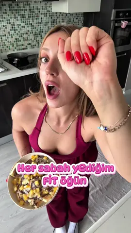 Üçgen sırt (=ince bel) için kaydet dene 🤯 Fazlası için takip et 👉🏻 Toplam 572 kcal 47 gr karb 69 gr protein  10 gr yağ TARİF 🥞 5 yumurta akı 50 gr pirinç unu 2 gr kabartma tozu İyice çırp ve önceden ısıttığın tavada pişir. SOS 🍫 50 gr whey protein muhallebi aromalı👌🏻 5 gr kakao Biraz su (kıvam için) Pankeki kare kare dilimle, kaseye aktar ve üzerine hazırladığın sosu dök. Meyvelerle süsleyip tahin ekle ve hazır! #gym #Fitness #keşfet #fyppppppppppppppppppppppp #protein 