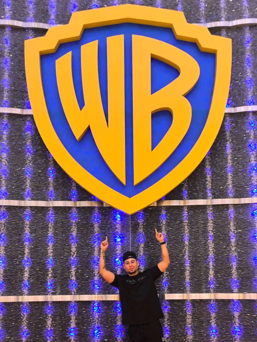 🎬 Descubre la magia de Warner Bros. World Abu Dhabi 🏰✨ ¿Estás listo para vivir una aventura de película? Te invito a conocer Warner Bros. World™ Abu Dhabi, uno de los parques temáticos cubiertos más grandes del mundo, donde tus personajes favoritos cobran vida y la emoción nunca termina. Desde Batman en Gotham City hasta los Looney Tunes en Cartoon Junction, este lugar es una experiencia inmersiva que combina adrenalina, nostalgia y diversión para todas las edades. Imagina recorrer calles ambientadas como en las películas, subirte a atracciones de última generación, y disfrutar espectáculos en vivo rodeado de héroes, villanos y dibujos animados icónicos. 🌟 Atracciones para toda la familia 🎭 Shows espectaculares 🍔 Restaurantes temáticos 🛍️ Tiendas exclusivas con productos de tus personajes favoritos Warner Bros. World Abu Dhabi no es solo un parque… es una experiencia cinematográfica completa. Ven a vivir la magia, la aventura y el entretenimiento como nunca antes. 🎟️ ¡No te lo puedes perder! ¡Haz las maletas y prepárate para ser parte del universo Warner Bros.! #Dubai #abudhabi 