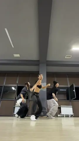 Nothing beats a Danza Kuduro🌍 dc: @coolgirl1  #dancechallenge #dancetrend #nothingbeatsajet2holiday 