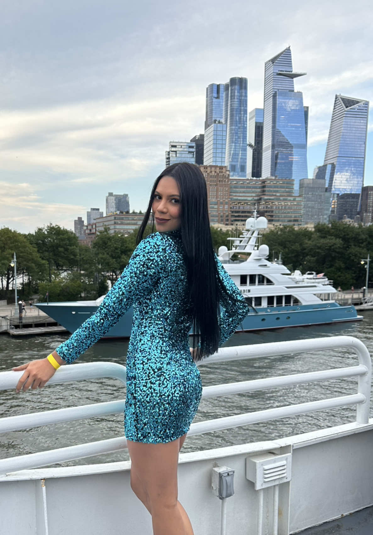 La ciudad que nunca duerme, pero siempre sueña 🗽✨ #newyork #statueofliberty #happiness #likes #dreams 