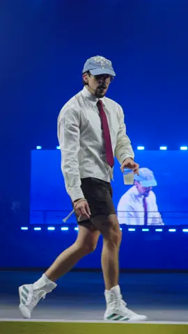 Cuando tu closet dice reggaetón, pero también pasarela 😎 #fyp #badbunny #residencia #outfit @Bad Bunny 