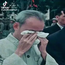 “Non sông Việt Nam có trở nên tươi đẹp hay không, dân tộc Việt Nam có bước tới đài vinh quang để sánh vai với các cường quốc năm châu được hay không, chính là nhờ một phần lớn ở công học tập của các em” - Trích thư Chủ tịch Hồ Chí Minh gửi các học sinh nhân ngày khai trường đầu tiên của đất nước cách đây 80 năm.