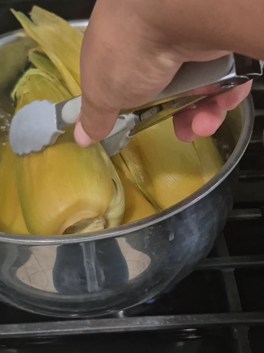 nose porque  estos elotes se ven muy anaranjados será porque les puse sal  #eloteshervidos #elotes #comida #fypシ #videoviral 