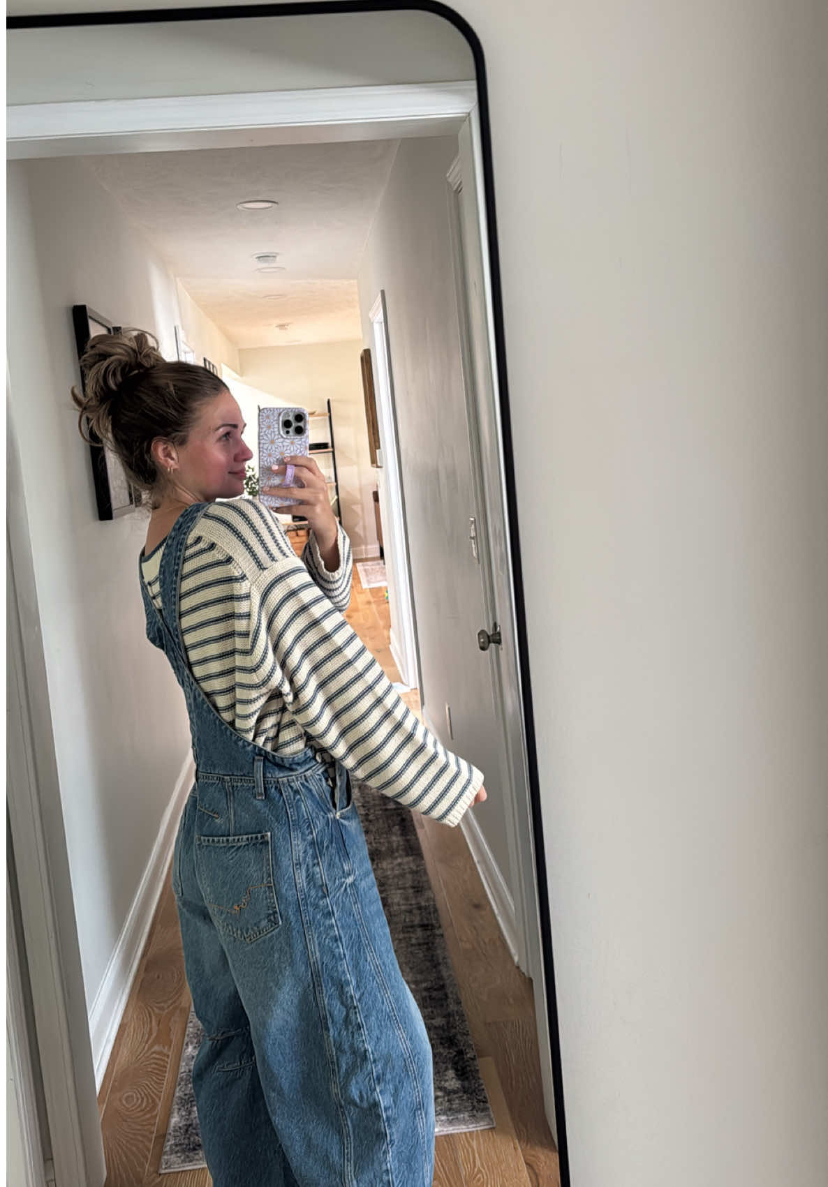 No makeup + a messy bun to run one teeny tiny errand with a fussy baby!! 🫠 I’ve been wearing the HECK out of these overalls 🤣 my new fall staple #momootd #sahmootd #realisticootd #comfyootd @Free People 