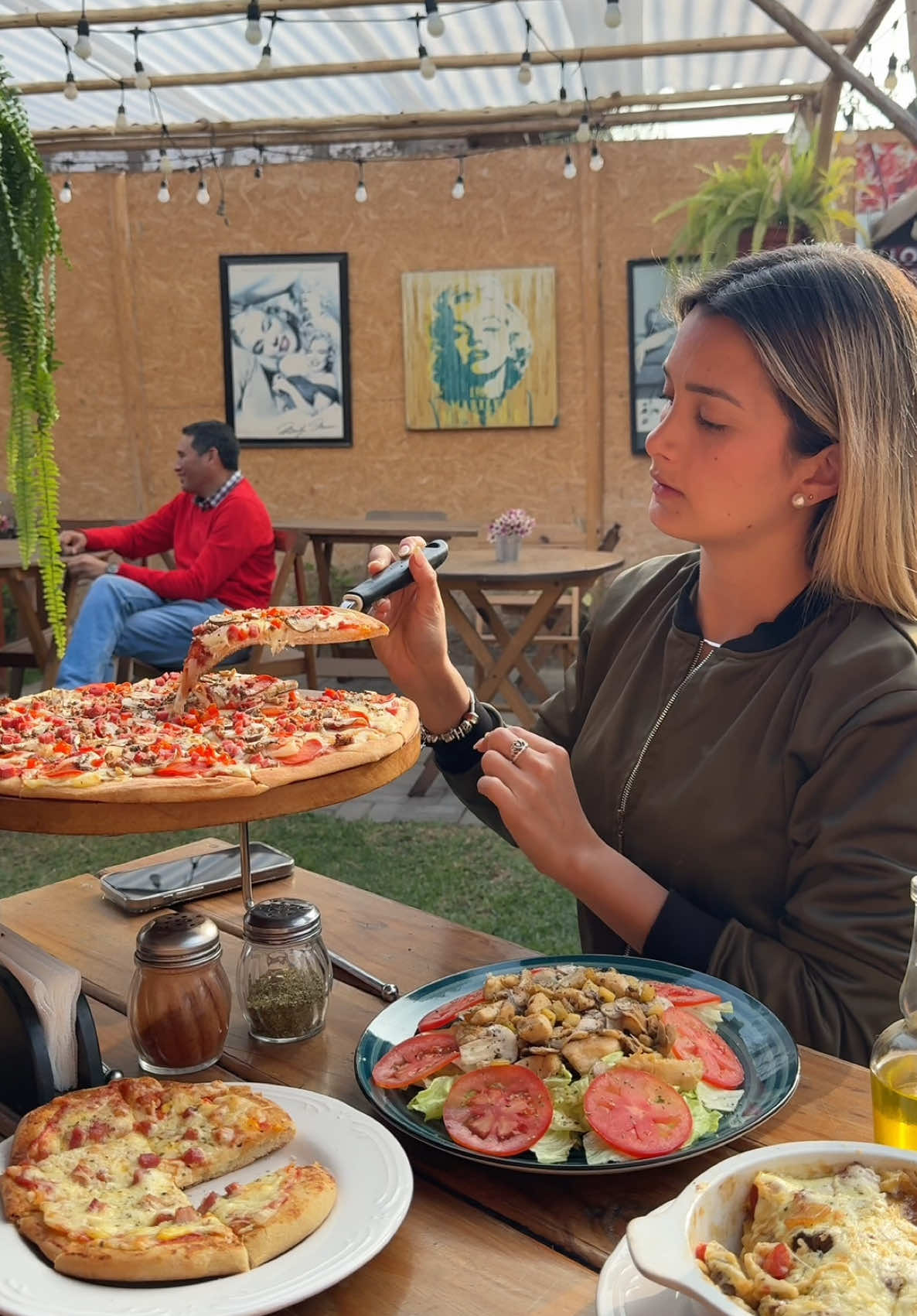 ¿Planes de fin de semana? 🚗💨 En menos de 1 hora llegas a Chaclacayo para disfrutar pizzas artesanales y pastas únicas 🍕🍝 Un destino foodie que no te puedes perder 🍞 Pan al ajo napolitano s/16 🍕Pizza Manarola s/50 (familiar) 🥗Ensalada Manarola s/22 🍔Sanwich Media Luna s/18 🍝Lasaña de Lomo s/34 🍶Maracuya 1lt s/16 Encuéntralos en 📍Calle Los Olivos 674, Chaclacayo 📍Alfonso Cobian MzE Lt3, Chaclacayo @Manarola  #Foodie #restaurantecampestre #chaclacayo #lima 