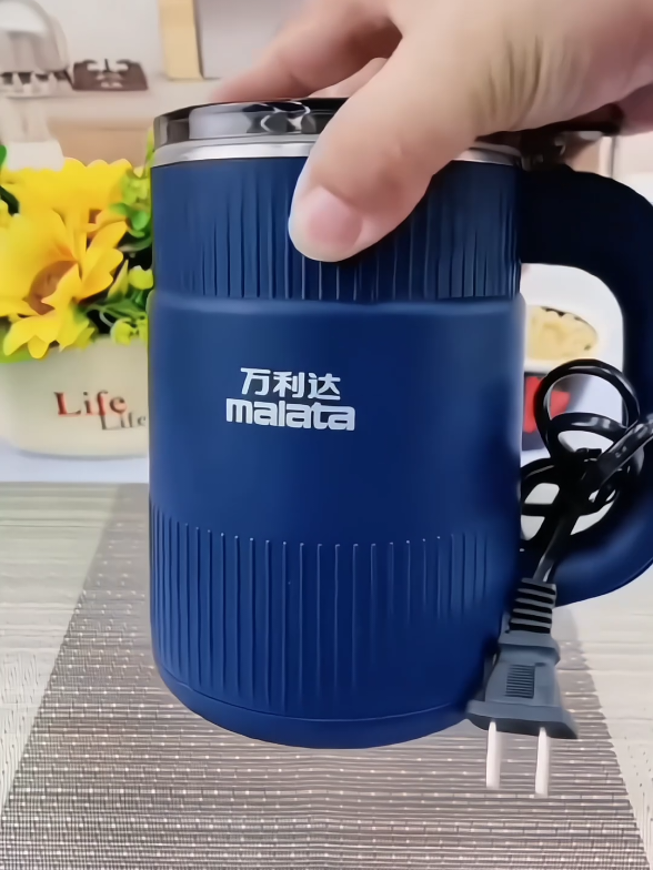 Buy now 🛍️.Link in bio 🔗 portable electric grinder.🌾🌶️ #grinder #kitchen #kitchengadget #portable     #creatorsearchinsights 