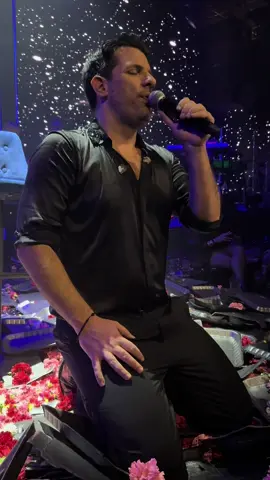 @Θοδωρής Φέρρης Τώρα τρυφερά δίπλα του πλαγιάζει Ξέπλεκα μαλλιά μες στα δάχτυλά του Τώρα ξεψυχά μέσα στα φιλιά του Δίνει τα φιλιά που της έχω μάθει Και την αγκαλιά μέσα που έχω κλάψει Δίνει το κορμί, πώς να την κρατήσω Πριν δώσει και καρδιά να τη σταματήσω #ferris #thodorisferris #notissfakianakis #sfakianakis #live #greek #songs #livemusic #kapsoura #viral_video #greece #mpouzoukia #bouzoukia #musik #foryourepage #greektiktok #tiktokviral #tiktoker #greekmusic #laika #greecetiktok #foryouu #fyp #athens #greece #livegreeksongs💯🔉🎼🎶🎵 