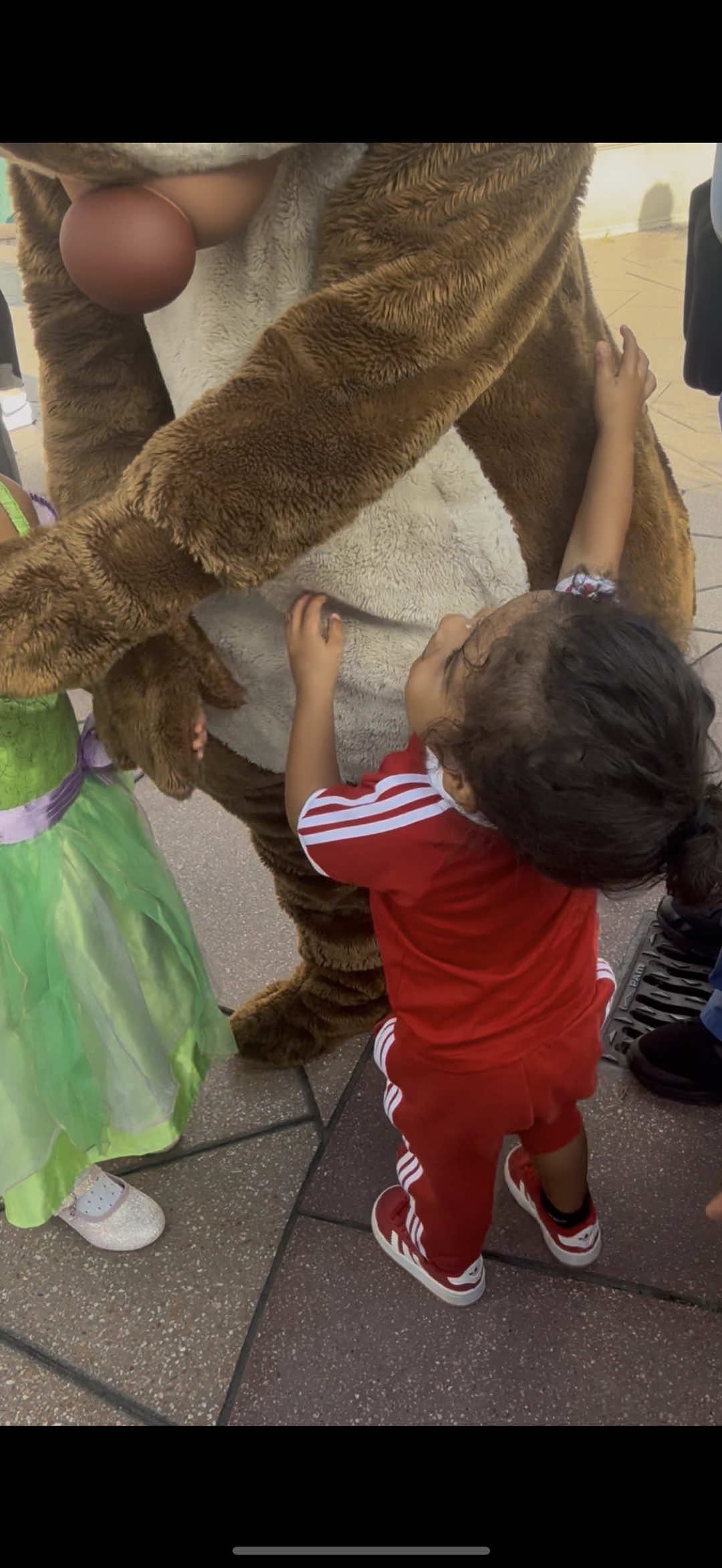 I understand the tiredness of those who work with it, but why were all white children hugged and my son not? Entendo o cansaço de quem trabalha com isso, mas porque todas crianças brancas foram abraçadas e meu filho não?@Disneyland Paris ✨