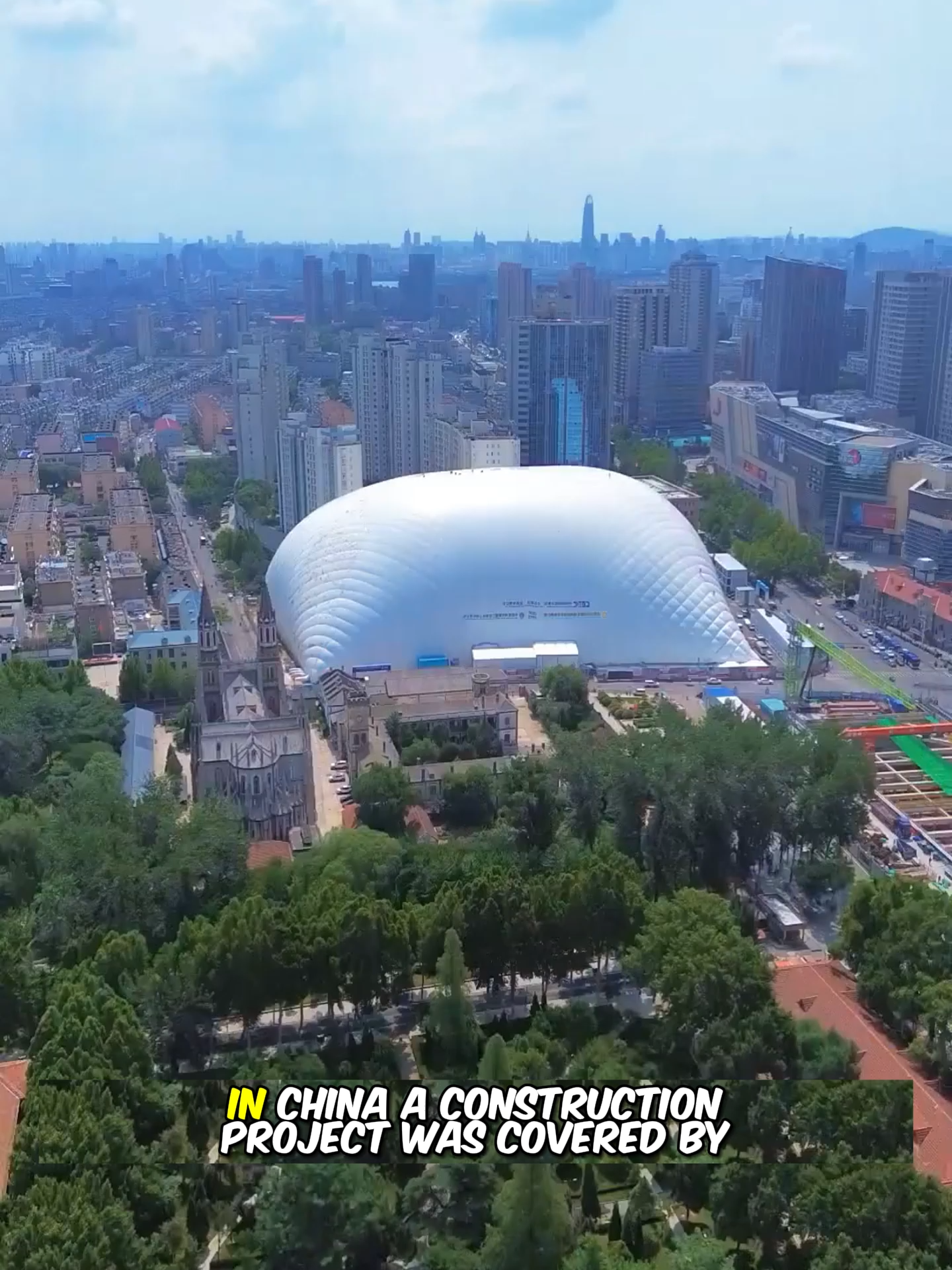 In China, a construction site was covered with a massive, 50-meter-high inflatable dome. This protective bubble reduces noise, dust, and visual impact, improves indoor conditions, and allows work to be carried out regardless of the weather. Technology that revolutionizes urban construction  #content