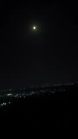 ‏يمر اليل ويهب النسيم    وتاخذني طواريگ معاه..🖤🍂 #الدليمي 