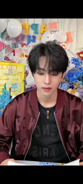 💛Cậu ấy khóc rồi, tôi cũng khóc theo...😭 Hôm nay (à không đã sang ngày mới rồi)là sinh nhật cậu ấy, nhưng thật lòng tôi không thể vui nổi. Cậu ấy đọc thư của fan nhưng sao tôi lại thấy giống như cậu ấy đang nhắn gửi đến anh ấy...  Cứ cho là tôi não CP đi. Không quản được nhiều như vậy. Nhưng Hiên Thừa à, cậu nhất định phải thành công, phải mau chóng trưởng thành, tương lai sẽ rực rỡ nhưng cũng đầy chông gai, tôi mong cậu mạnh mẽ, nỗ lực nhưng đừng quên bản thân cũng cần nghỉ ngơi, cần nạp năng lượng. Tôi sẽ ở đây, dõi theo và luôn ủng hộ cậu trên con đường trưởng thành. 💛💙 #刘轩丞 #liuxuancheng #lưuhiênthừa 