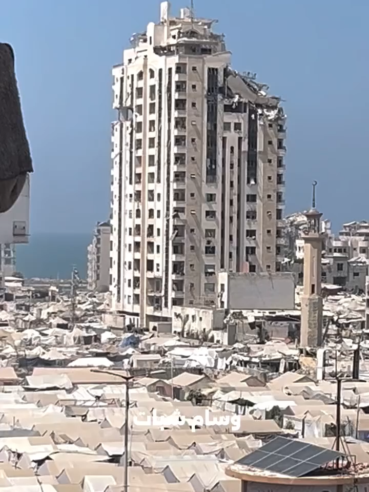 🔴'Las puertas del infierno': el ejército israelí derriba un rascacielos en la ciudad de Gaza.  👉Crédito: Wissam Shabat vía Storyful