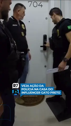 PORTA DE DELEGACIA (@thaisfurlan2) - “Policiais de São Paulo realizaram um mandado de busca e apreensão na casa do influencer Gato Preto, nesta sexta-feira (5). Segundo a polícia, o inquérito faz parte de uma nova investigação instaurada depois do acidente de trânsito envolvendo sua Porsche. O veículo do influencer está em nome de um suposto laranja. Na ação, o celular do Gato Preto e outro Porschetambém foram apreendidos.” ➡️ Leia mais no blog Porta de Delegacia em R7.com. O link está na bio. #PortalR7 #R7 #JR24H #JornalDaRecord (🎥: Reprodução)