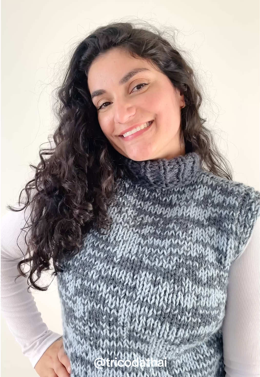 ✨ Colete Fácil em Tricô ✨ Oieee gente, tudo bem por aí?  A receita de hoje é perfeita pra quem está iniciando no tricô ou pra quem ainda não sabe tecer peças mais elaboradas!  Esse colete não tem cavas e nem abertura para a gola, é feito completamente reto, o que torna a peça fácil e rápida de tricotar!  Espero que gostem ♥️ Materiais que eu usei: - Agulhas de tricô 10mm - Lã Amiga cor 2469 Opalina (2 novelos)  - Lã Amiga cor 8860 Noturno (3 novelos) - Tesoura  - Agulha de Tapeceiro  - Marcadores  Em breve mais receitinhas lindas e fáceis aqui no perfil!  Amo vocês,  Thai 🌸✨ . #trico #tricot #tejer #tejidos #knitting 