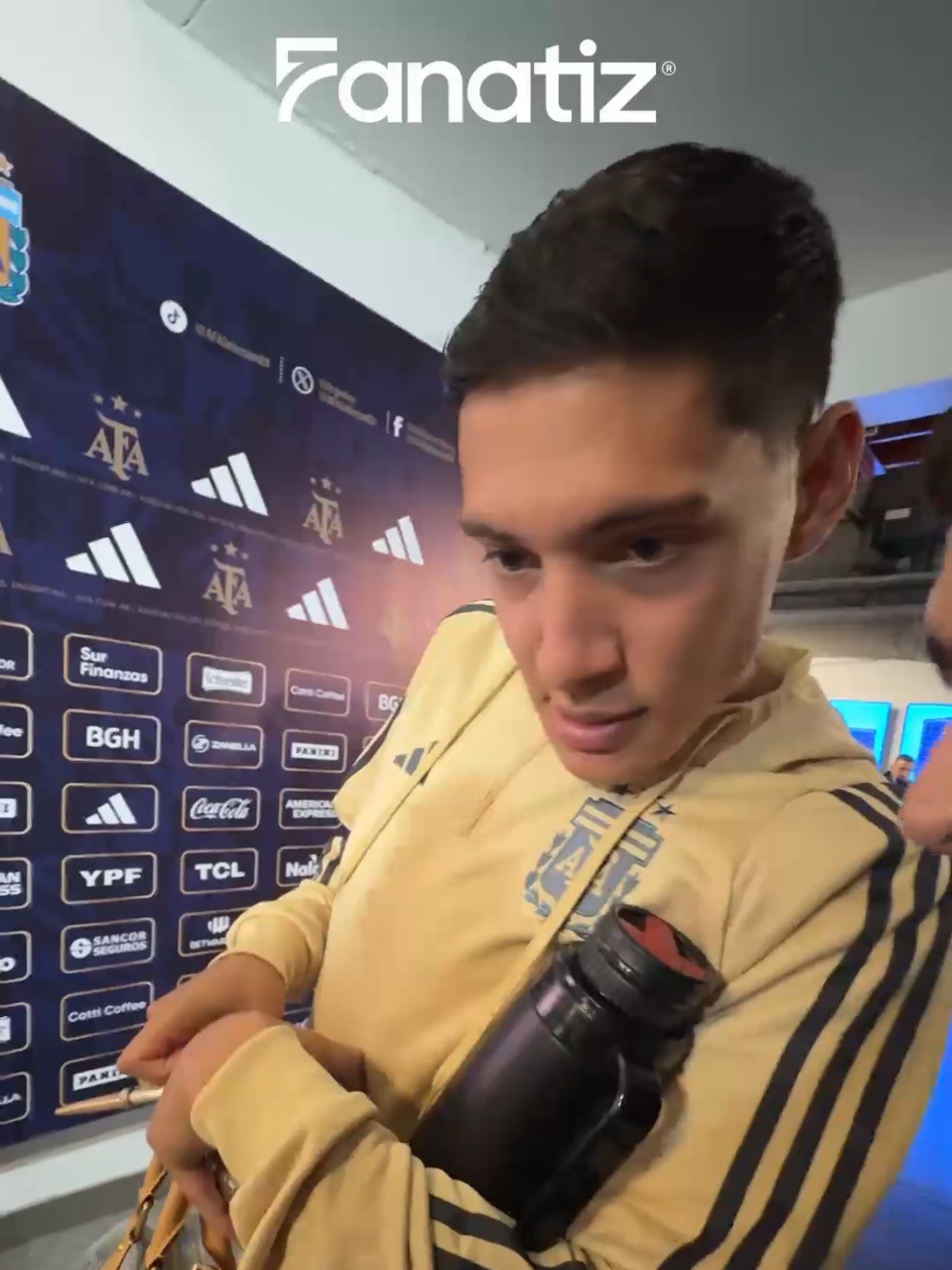 Nahuel Molina y la foto distinta de Messi ✨🐐 En la zona mixta del Monumental 🏟️, los chicos de @Sin derechos entregaron imágenes icónicas de la carrera de Messi. El lateral de la Selección eligió la foto de Leo en su etapa con el pelo rubio platinado 💇‍♂️⚡, una de las más recordadas por los hinchas. 🇦🇷 No te pierdas ECUADOR vs ARGENTINA este martes por Fanatiz 📺 Compra tu PPV y míralo EN VIVO en el exterior El contenido varía por país #NahuelMolina #Messi #Argentina #Eliminatorias2026 #Fanatiz   ⚽🇦🇷