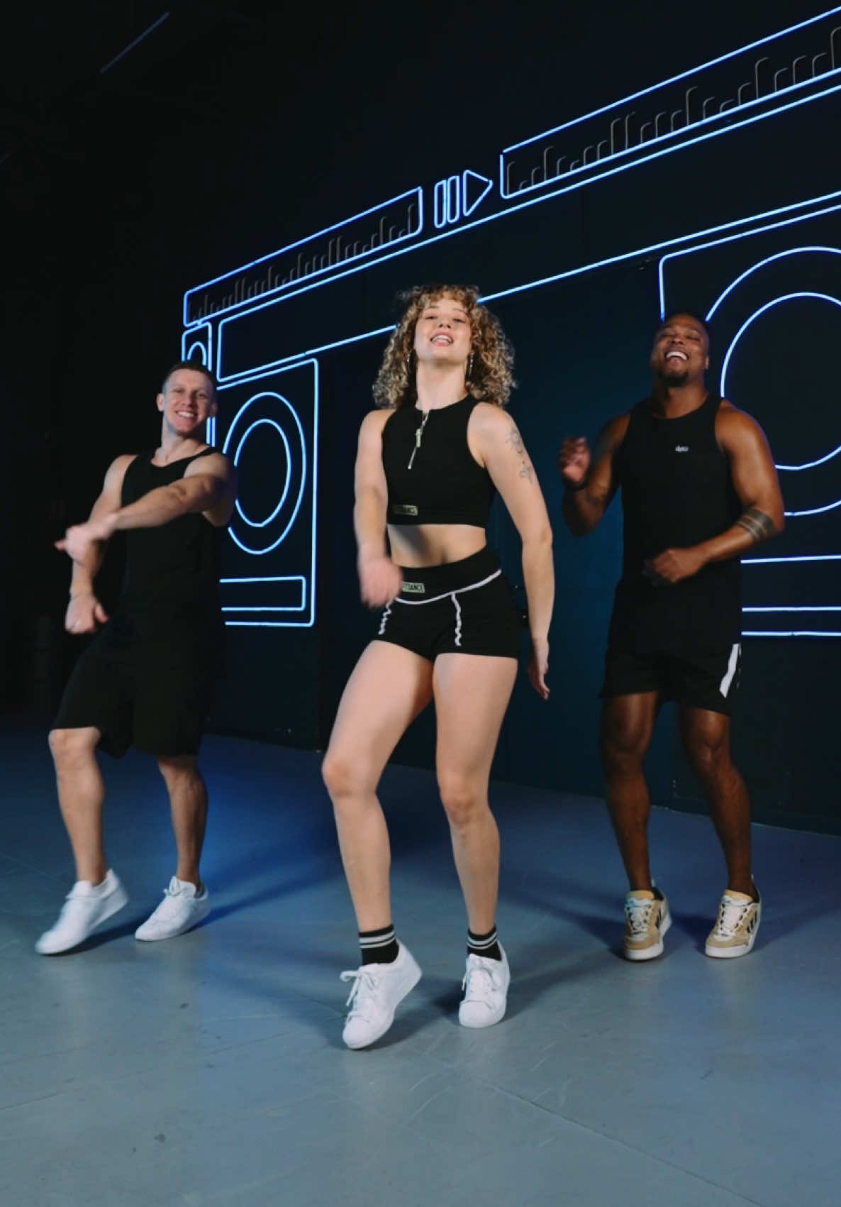 PELA ÚLTIMA VEZ 😎❤️‍🔥 @Grupo Menos É Mais @NATTAN ✨ A coreografia completa já está disponível no nosso canal! Bora meter dança? Dançarinos: @Tiago Montalti @vickpirees @Dhieggo Astral Fitda 