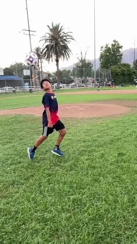 Quick flick, big flex 💪🏼. Shop our officially licensed #FCBarcelona gear in our shop and at iconsportsshop.com . #rainbowflick #soccerskills #footballtricks #iconsports